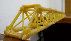 Una fotografía muestra un tipo de puente de celosía creado por un estudiante hecho de fideos de spaghetti secos pegados juntos.