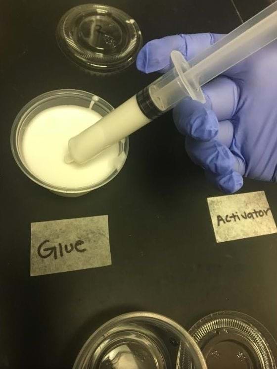 An image showing how the syringe draws up glue into the container. 