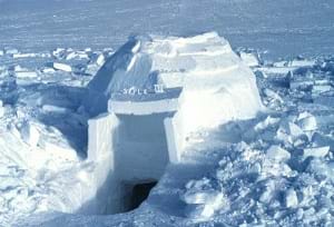 A snow-block domed structure.