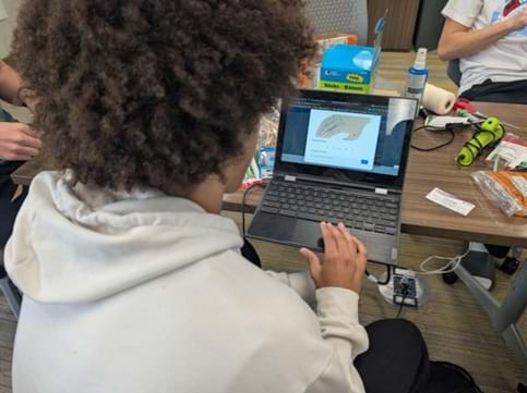 A split-view photo showing the software and hardware integration of the smart prosthetic. A split-view photo showing the software and hardware integration of the smart prosthetic.